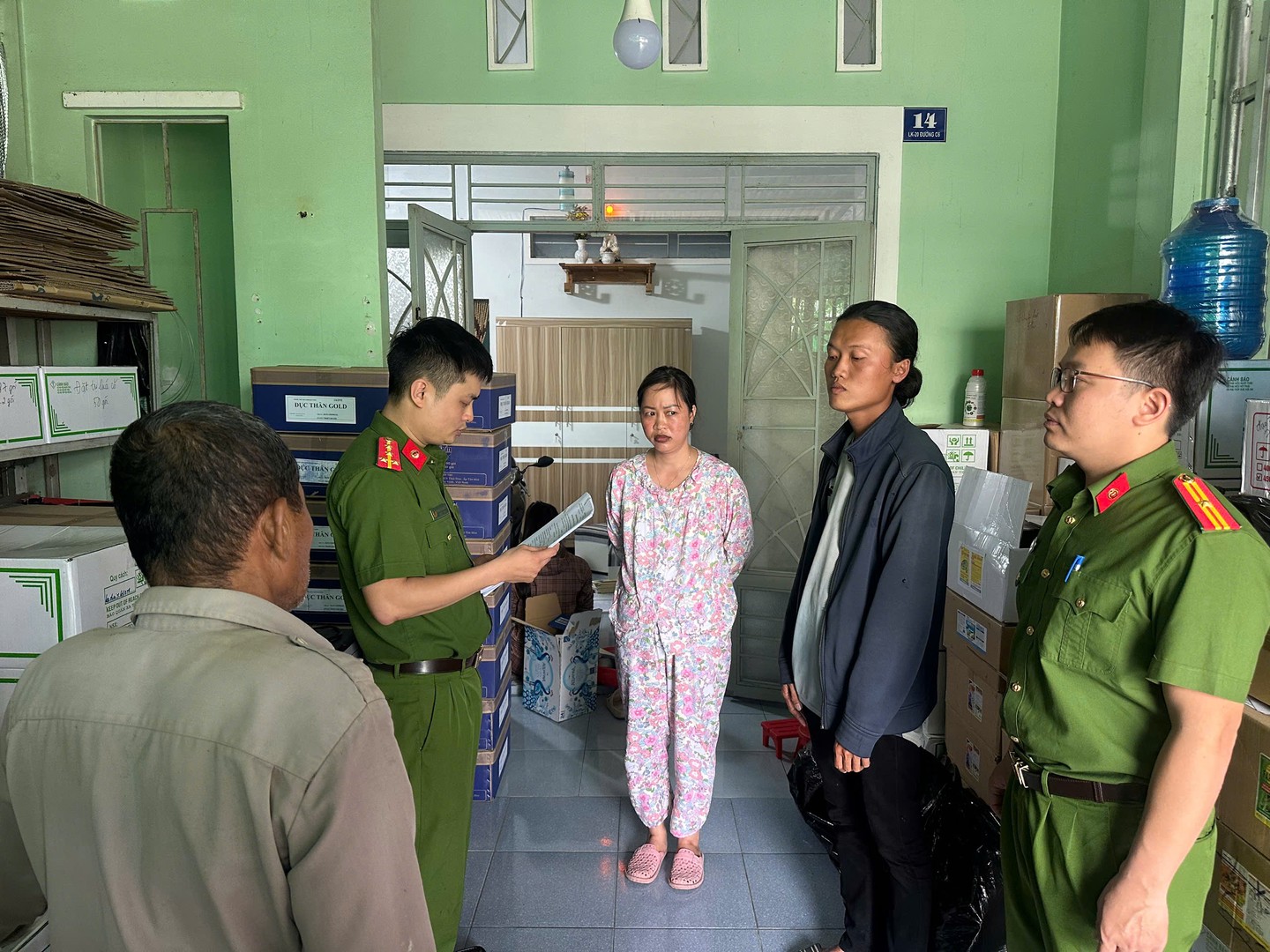 Khám xét khẩn cấp các địa điểm kinh doanh của Nguyễn Văn Tám 35 tuổi tại 8 tỉnh, thành- Ảnh 3. Khám xét khẩn cấp các địa điểm kinh doanh của Nguyễn Văn Tám 35 tuổi tại 8 tỉnh, thành- Ảnh 3.