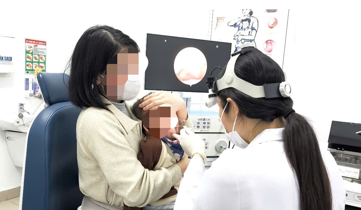 B&eacute; trai 1 tuổi h&oacute;c ghim tất v&agrave;o họng nhưng bố mẹ tưởng mọc răng: B&aacute;c sĩ cảnh b&aacute;o nguy cơ dị vật sắc nhọn ở trẻ nhỏ