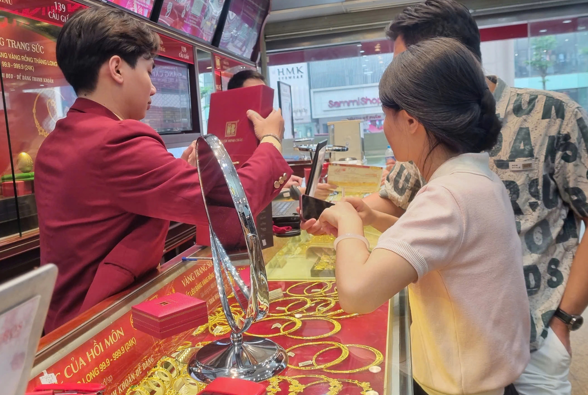 Mang v&agrave;ng cưới kh&ocirc;ng giấy tờ đi b&aacute;n c&oacute; bị tịch thu kh&ocirc;ng? Nhiều người mang v&agrave;ng đi b&aacute;n mới biết điều n&agrave;y- Ảnh 3.