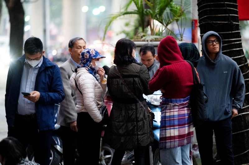 H&agrave; Nội: Gi&aacute; v&agrave;ng giảm sốc chỉ sau một đ&ecirc;m, cảnh tượng tại phố Cầu Giấy khiến nhiều người kh&ocirc;ng khỏi bất ngờ- Ảnh 13.