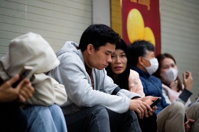 H&agrave; Nội: Gi&aacute; v&agrave;ng giảm sốc chỉ sau một đ&ecirc;m, cảnh tượng tại phố Cầu Giấy khiến nhiều người kh&ocirc;ng khỏi bất ngờ- Ảnh 2.