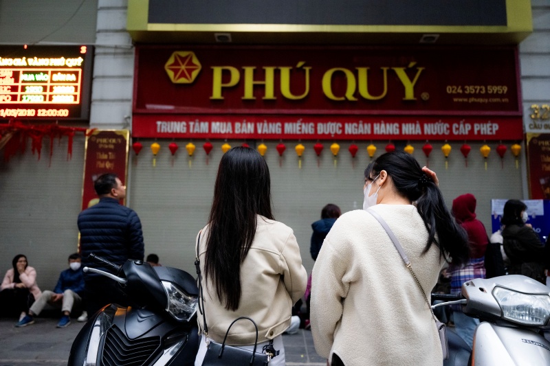 H&agrave; Nội: Gi&aacute; v&agrave;ng giảm sốc chỉ sau một đ&ecirc;m, cảnh tượng tại phố Cầu Giấy khiến nhiều người kh&ocirc;ng khỏi bất ngờ- Ảnh 1.