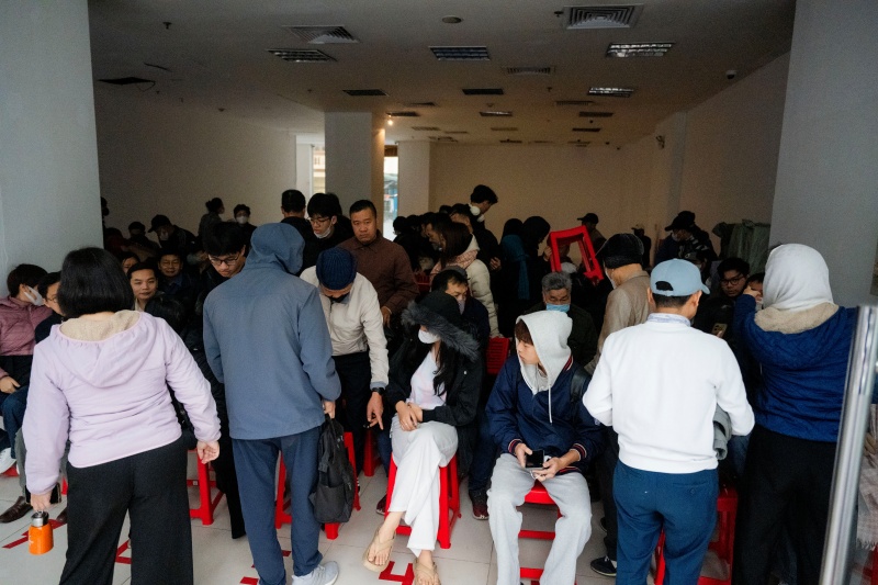 H&agrave; Nội: Gi&aacute; v&agrave;ng giảm sốc chỉ sau một đ&ecirc;m, cảnh tượng tại phố Cầu Giấy khiến nhiều người kh&ocirc;ng khỏi bất ngờ- Ảnh 4.