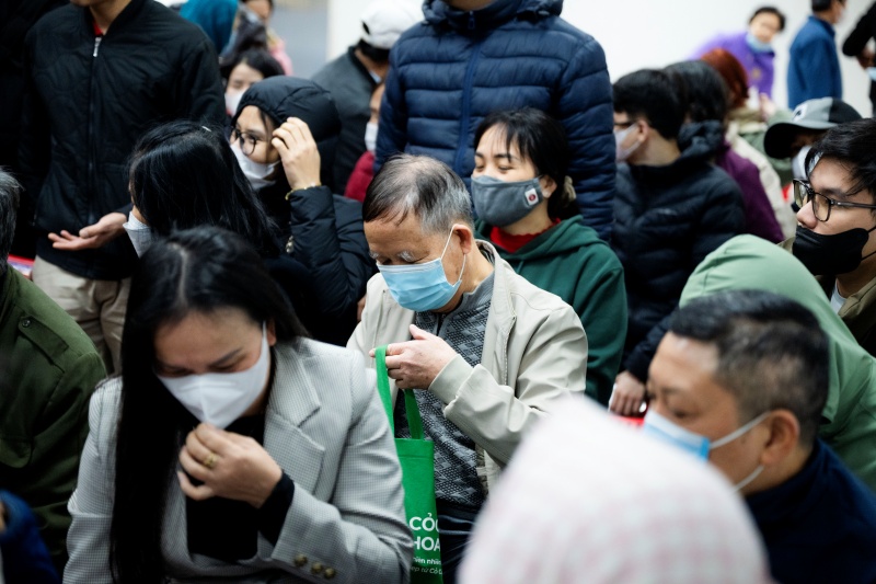 H&agrave; Nội: Gi&aacute; v&agrave;ng giảm sốc chỉ sau một đ&ecirc;m, cảnh tượng tại phố Cầu Giấy khiến nhiều người kh&ocirc;ng khỏi bất ngờ- Ảnh 7.