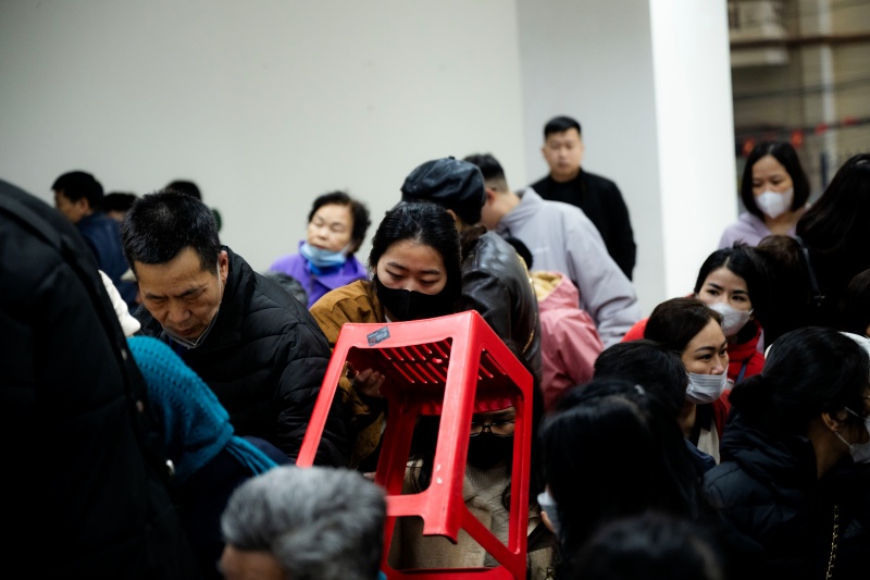 H&agrave; Nội: Gi&aacute; v&agrave;ng giảm sốc chỉ sau một đ&ecirc;m, cảnh tượng tại phố Cầu Giấy khiến nhiều người kh&ocirc;ng khỏi bất ngờ- Ảnh 8.