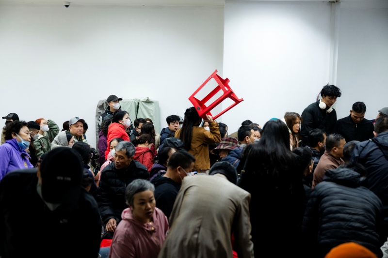 H&agrave; Nội: Gi&aacute; v&agrave;ng giảm sốc chỉ sau một đ&ecirc;m, cảnh tượng tại phố Cầu Giấy khiến nhiều người kh&ocirc;ng khỏi bất ngờ- Ảnh 10.