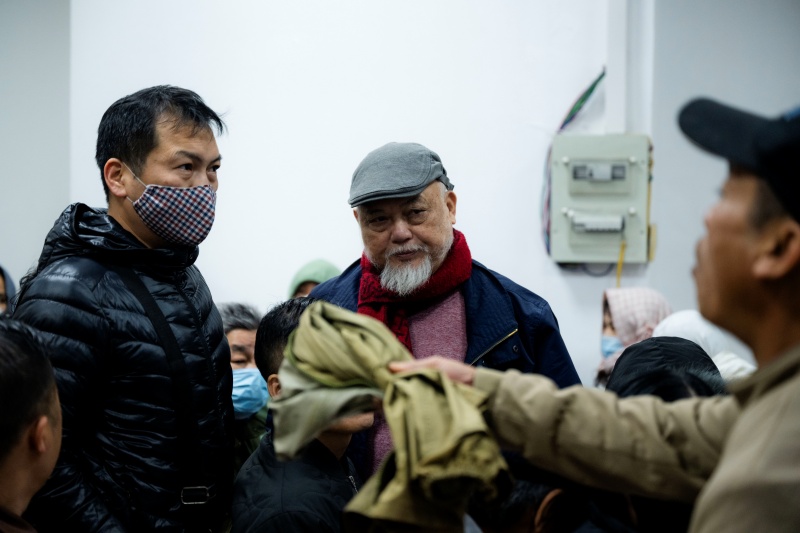 H&agrave; Nội: Gi&aacute; v&agrave;ng giảm sốc chỉ sau một đ&ecirc;m, cảnh tượng tại phố Cầu Giấy khiến nhiều người kh&ocirc;ng khỏi bất ngờ- Ảnh 9.