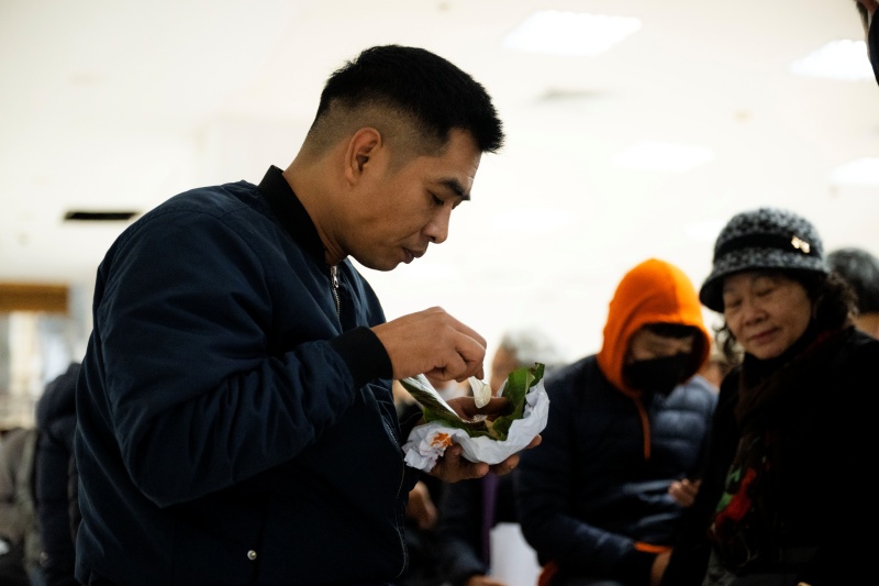 H&agrave; Nội: Gi&aacute; v&agrave;ng giảm sốc chỉ sau một đ&ecirc;m, cảnh tượng tại phố Cầu Giấy khiến nhiều người kh&ocirc;ng khỏi bất ngờ- Ảnh 11.