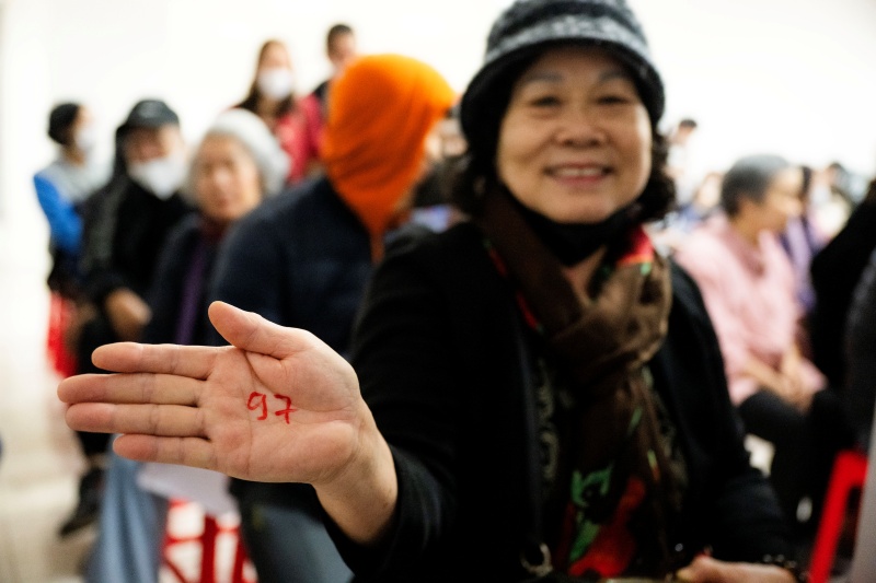 H&agrave; Nội: Gi&aacute; v&agrave;ng giảm sốc chỉ sau một đ&ecirc;m, cảnh tượng tại phố Cầu Giấy khiến nhiều người kh&ocirc;ng khỏi bất ngờ- Ảnh 6.