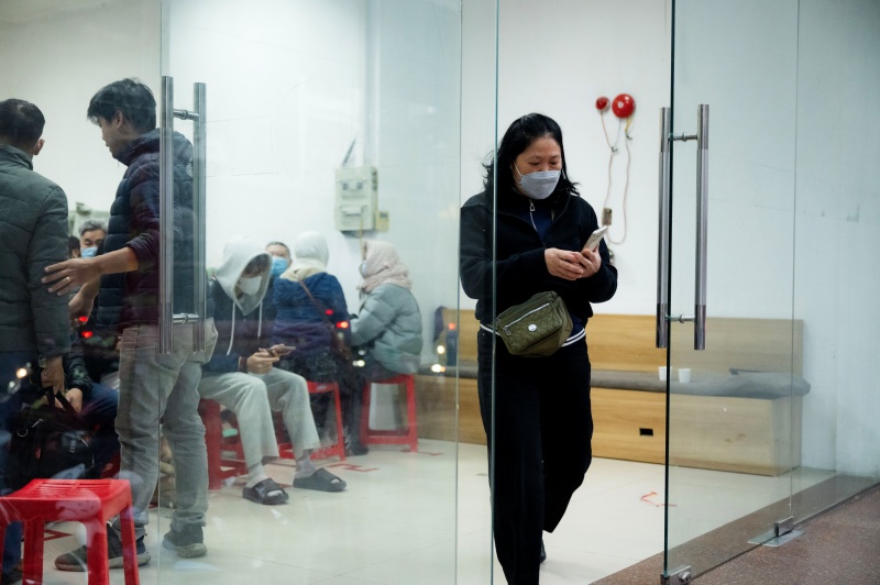 H&agrave; Nội: Gi&aacute; v&agrave;ng giảm sốc chỉ sau một đ&ecirc;m, cảnh tượng tại phố Cầu Giấy khiến nhiều người kh&ocirc;ng khỏi bất ngờ- Ảnh 12.