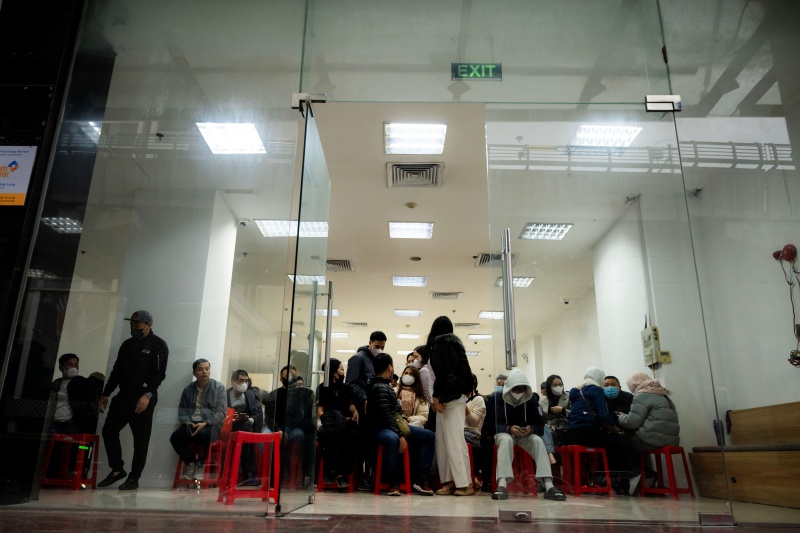 H&agrave; Nội: Gi&aacute; v&agrave;ng giảm sốc chỉ sau một đ&ecirc;m, cảnh tượng tại phố Cầu Giấy khiến nhiều người kh&ocirc;ng khỏi bất ngờ- Ảnh 5.