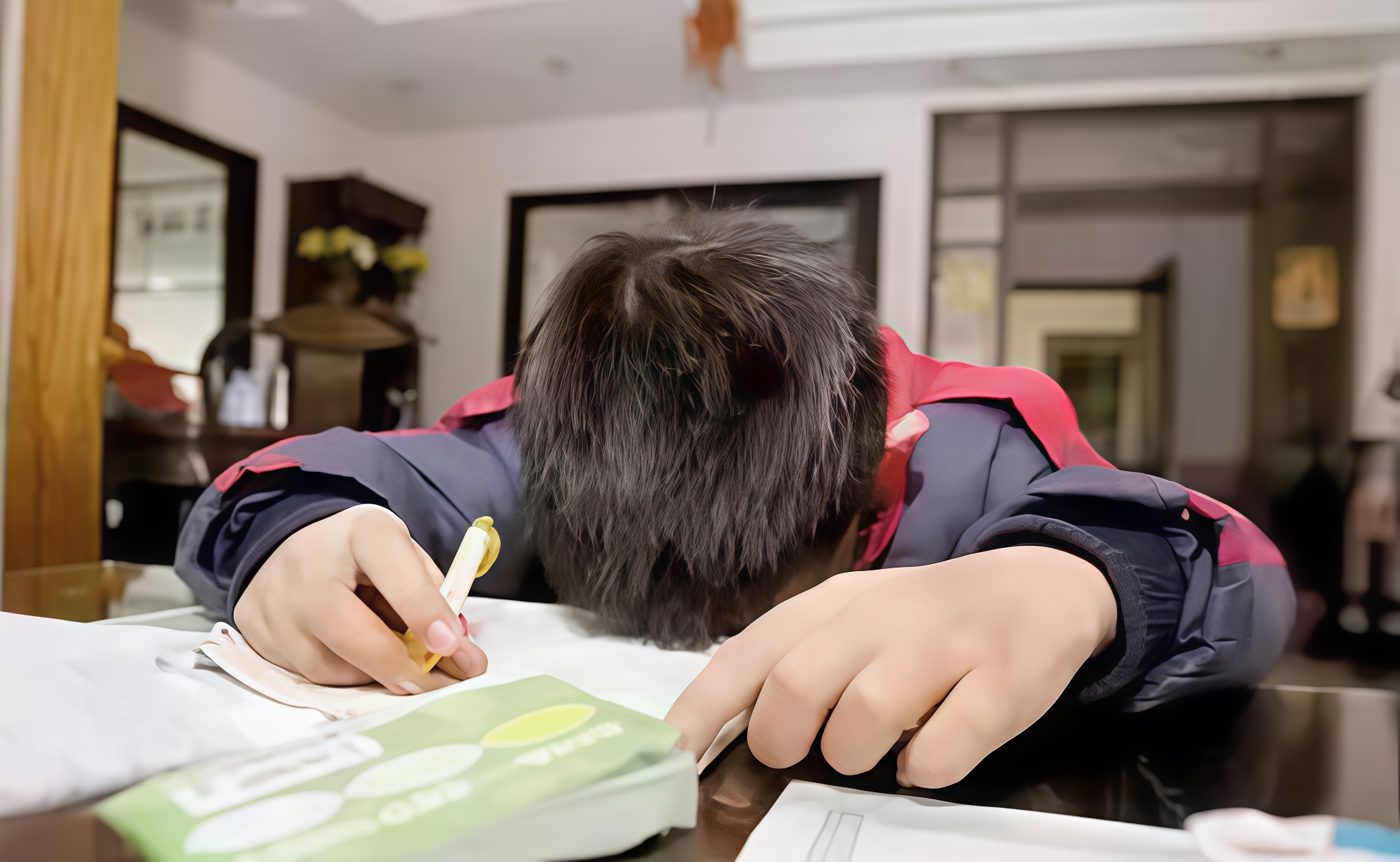 C&ocirc; b&eacute; 10 tuổi to&agrave;n học đến rạng s&aacute;ng, s&aacute;t kỳ thi lại từ chối tới trường, đằng sau l&agrave; thực tế 80% trẻ mất ngủ kh&ocirc;ng d&aacute;m n&oacute;i ra- Ảnh 3.