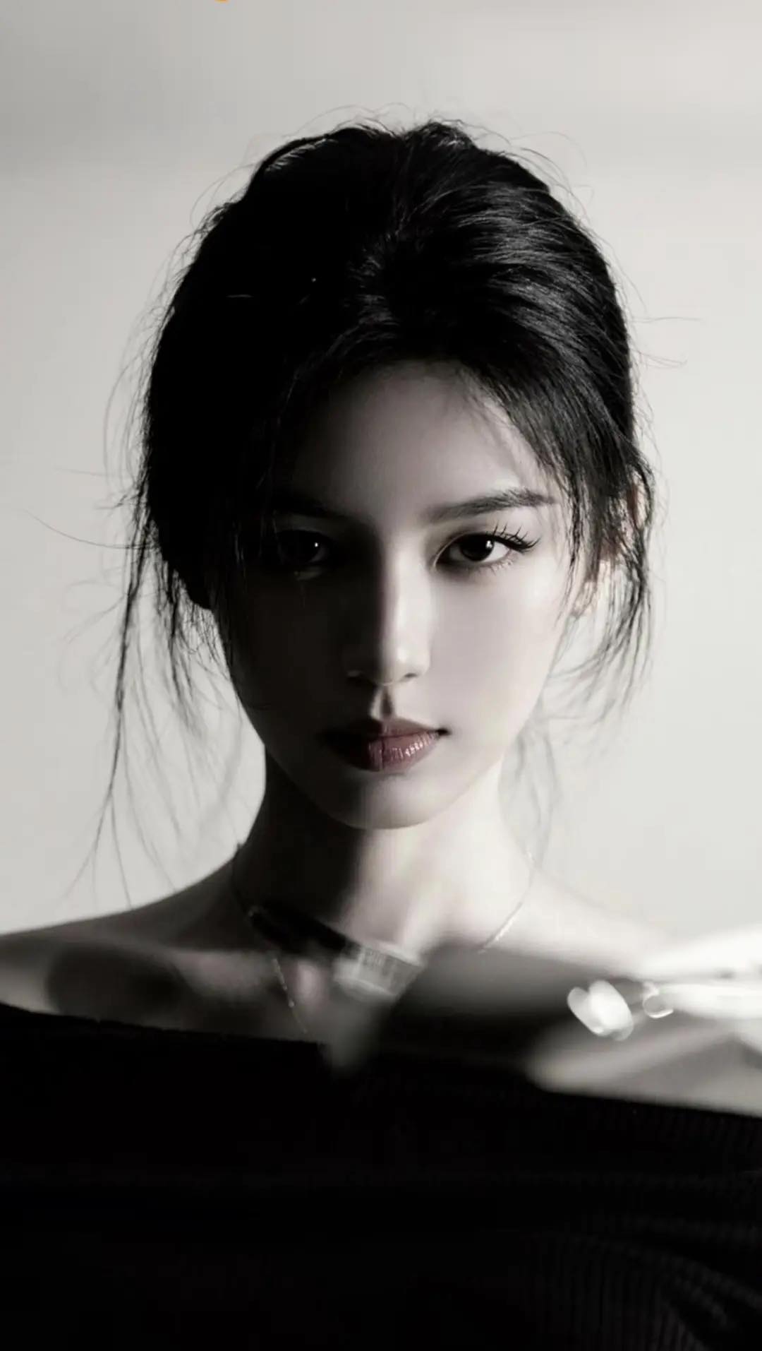 Bức ảnh gây lú cực mạnh đang chia rẽ MXH: Mỗi người nhìn ra 1 minh tinh, rốt cuộc cô ấy là ai?- Ảnh 1. Bức ảnh gây lú cực mạnh đang chia rẽ MXH: Mỗi người nhìn ra 1 minh tinh, rốt cuộc cô ấy là ai?- Ảnh 1.