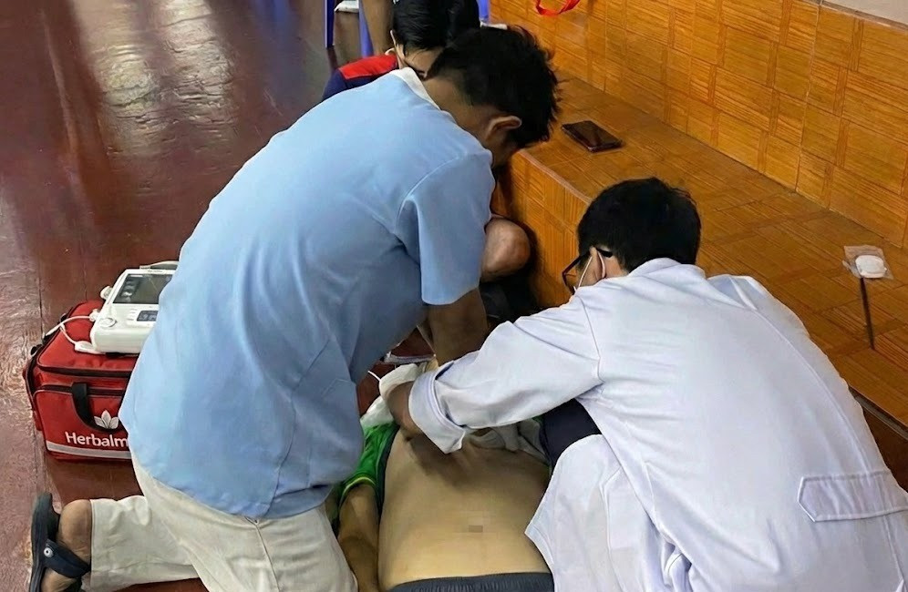 Ngưng tim khi chơi cầu l&ocirc;ng, b&aacute;c sĩ chỉ ra 'tử huyệt' v&agrave; c&aacute;ch ph&ograve;ng ngừa- Ảnh 1.