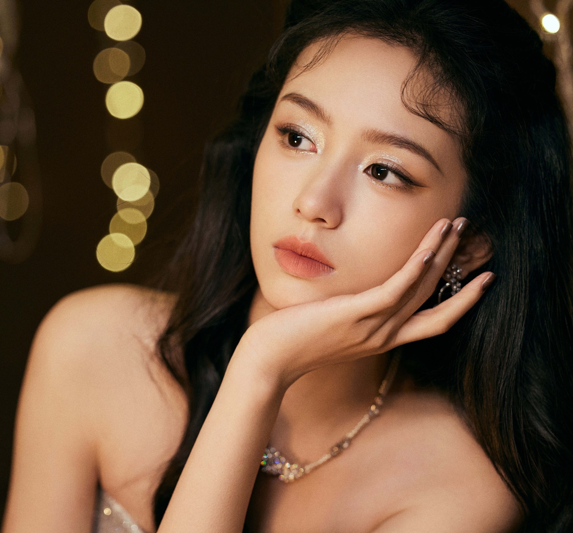 Bức ảnh gây lú cực mạnh đang chia rẽ MXH: Mỗi người nhìn ra 1 minh tinh, rốt cuộc cô ấy là ai?- Ảnh 7. Bức ảnh gây lú cực mạnh đang chia rẽ MXH: Mỗi người nhìn ra 1 minh tinh, rốt cuộc cô ấy là ai?- Ảnh 7.