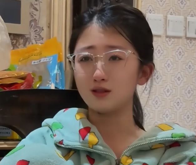 C&ocirc; b&eacute; 14 tuổi kh&oacute;c l&oacute;c "tố" bố kh&ocirc;ng cho ra ngo&agrave;i giao lưu với bạn b&egrave;, nh&igrave;n khu&ocirc;n mặt em, nhiều người sửng sốt: Bố lo cũng đ&uacute;ng!- Ảnh 1.