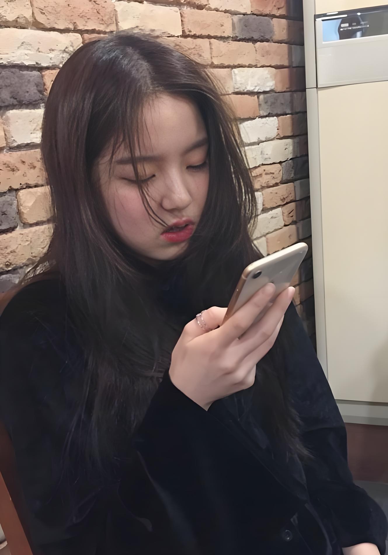 5h chiều thứ 6, sếp đến trước b&agrave;n v&agrave; n&oacute;i: &ldquo;Hộ anh c&aacute;i b&aacute;o c&aacute;o, thứ 2 cần rồi&rdquo;, nữ nh&acirc;n vi&ecirc;n EQ cao đ&aacute;p 1 c&acirc;u m&agrave; leader đỏ mặt- Ảnh 1.