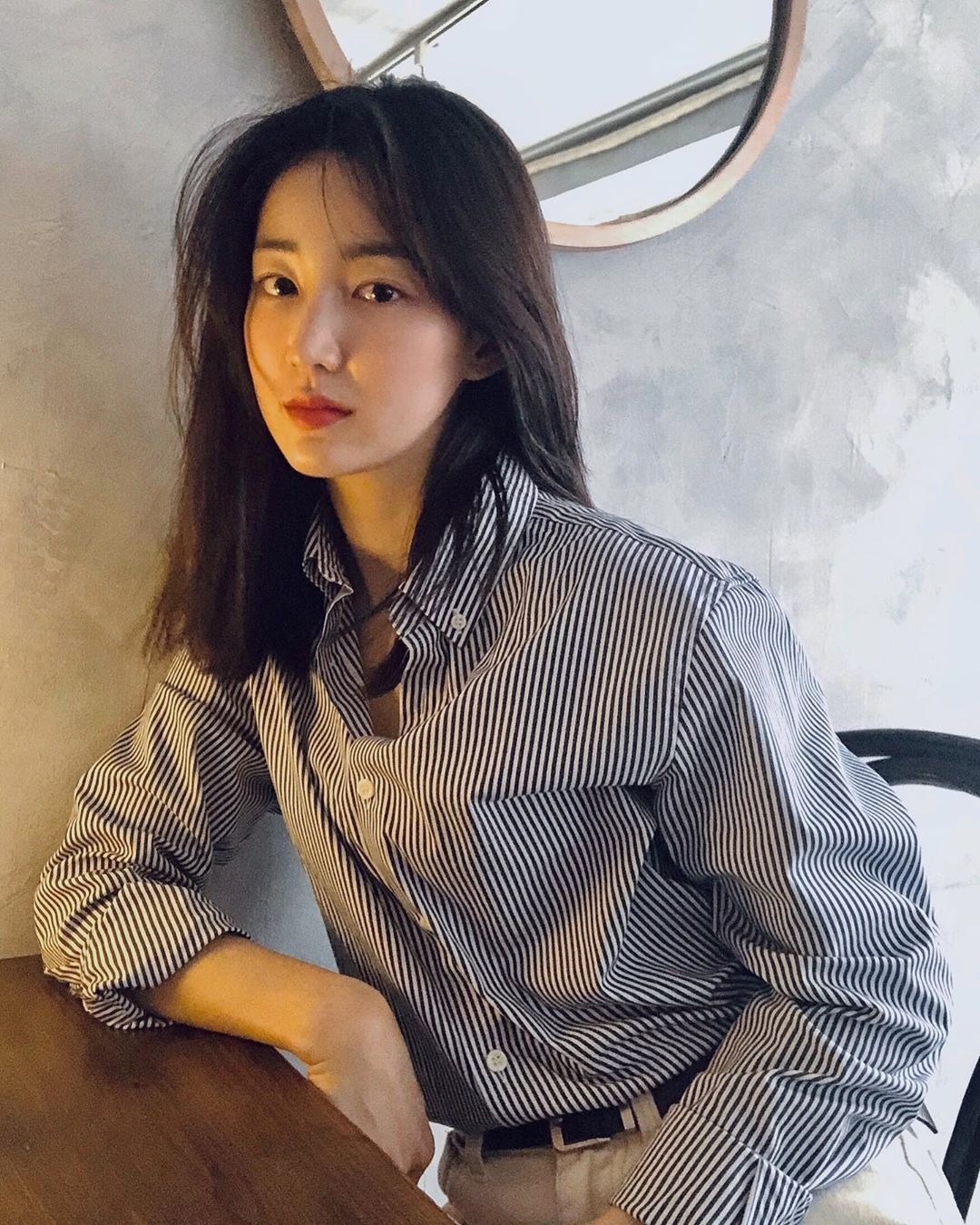 Mỹ nh&acirc;n từ bỏ h&agrave;o quang showbiz đi l&agrave;m TVHK: Nhan sắc nh&igrave;n 1 lần l&agrave; vấn vương, style đơn giản m&agrave; đẹp đỉnh- Ảnh 4.