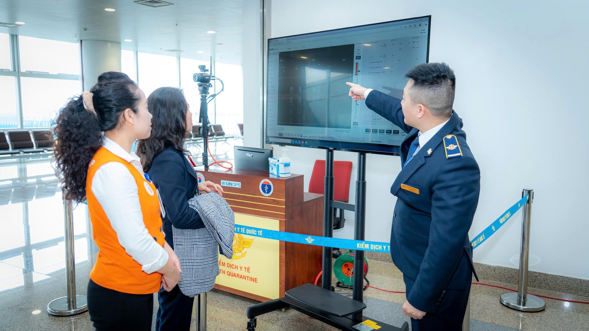 Ngăn chặn virus Nipah: Cận cảnh m&aacute;y qu&eacute;t hồng ngoại hiện đại tại s&acirc;n bay Nội B&agrave;i- Ảnh 6.