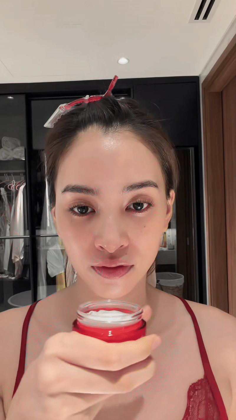 Makeup suốt mà da vẫn căng mướt: Tiểu Vy skincare cực kỹ, tập trung 1 điều chị em nào cũng sợ- Ảnh 8. Makeup suốt mà da vẫn căng mướt: Tiểu Vy skincare cực kỹ, tập trung 1 điều chị em nào cũng sợ- Ảnh 8.