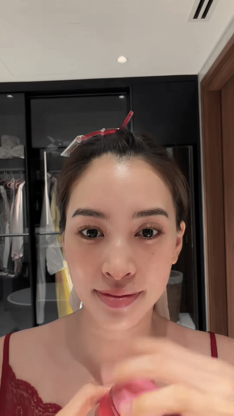 Makeup suốt mà da vẫn căng mướt: Tiểu Vy skincare cực kỹ, tập trung 1 điều chị em nào cũng sợ- Ảnh 10. Makeup suốt mà da vẫn căng mướt: Tiểu Vy skincare cực kỹ, tập trung 1 điều chị em nào cũng sợ- Ảnh 10.