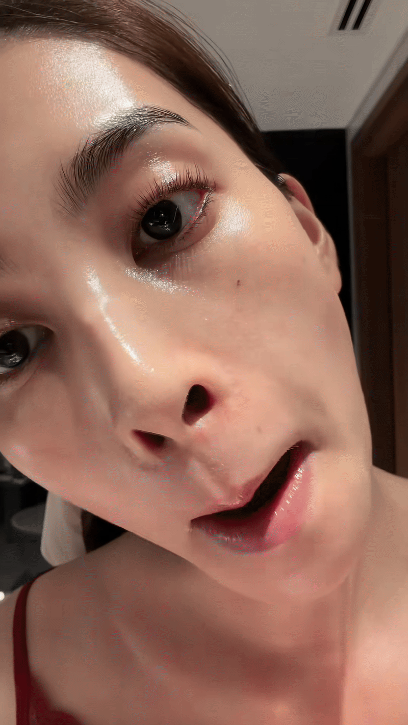 Makeup suốt mà da vẫn căng mướt: Tiểu Vy skincare cực kỹ, tập trung 1 điều chị em nào cũng sợ- Ảnh 12. Makeup suốt mà da vẫn căng mướt: Tiểu Vy skincare cực kỹ, tập trung 1 điều chị em nào cũng sợ- Ảnh 12.