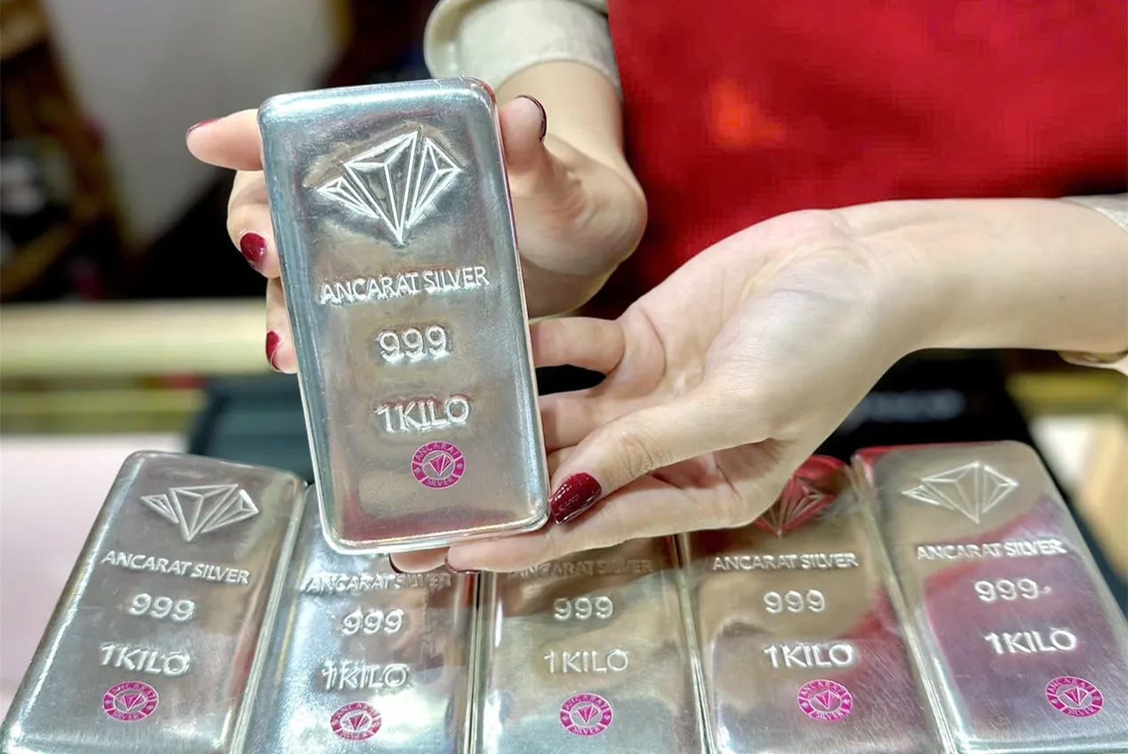 Gi&aacute; bạc bất ngờ lao dốc- Ảnh 1.