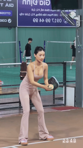 Sau Hiền Hồ lại đến Louis Phạm chơi pickleball l&uacute;c 12h đ&ecirc;m, sắc v&oacute;ng n&oacute;ng bỏng chiếm trọn 