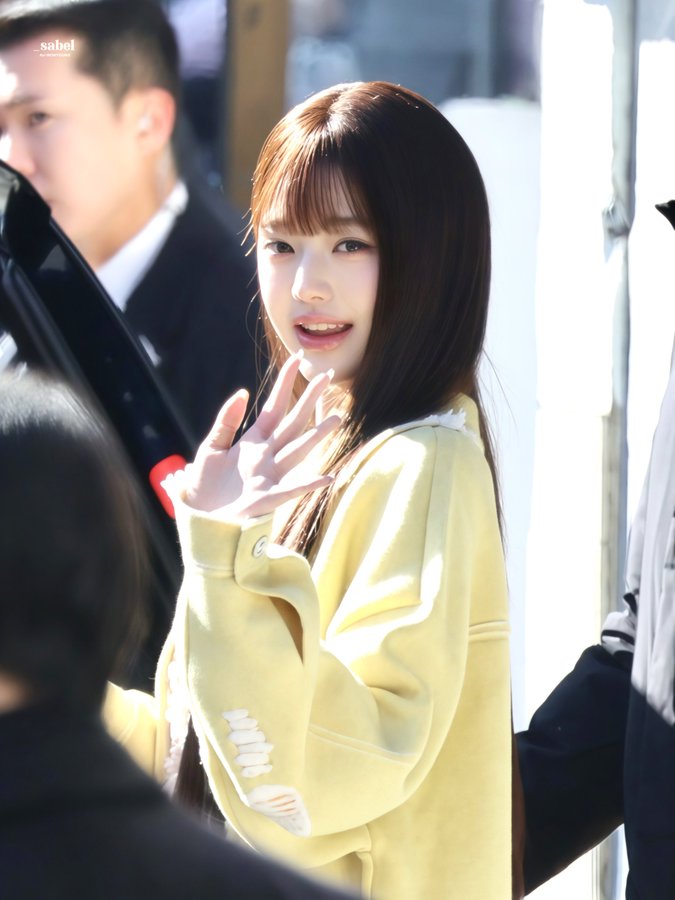 &ldquo;C&ocirc;ng ch&uacute;a Kpop&rdquo; bị mắng ngay giữa sự kiện, ngượng ng&ugrave;ng rồi phải rời đi ngay- Ảnh 2.