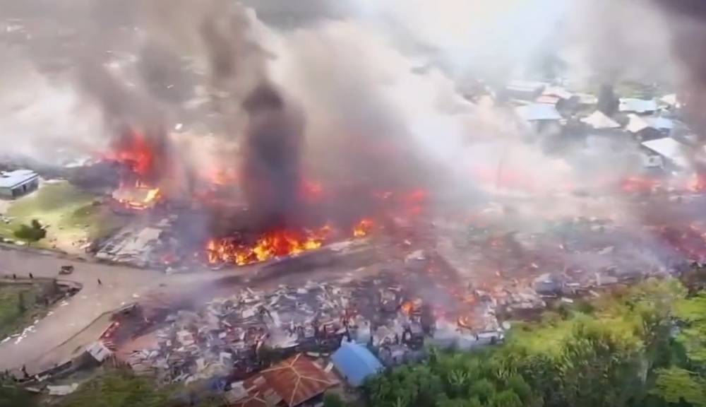 Ch&aacute;y lớn ở khu d&acirc;n cư, h&agrave;ng trăm ng&ocirc;i nh&agrave; bị thi&ecirc;u rụi- Ảnh 1.