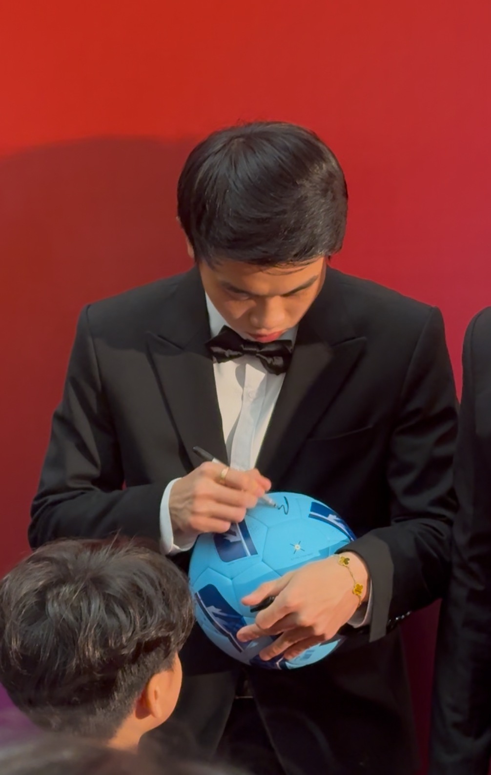 &Aacute; hậu cũng m&ecirc; Đ&igrave;nh Bắc như thường, ho&aacute; fan girl khi hotboy U23 Việt Nam diện vest bảnh bao khoe visual ph&aacute;t s&aacute;ng- Ảnh 7.