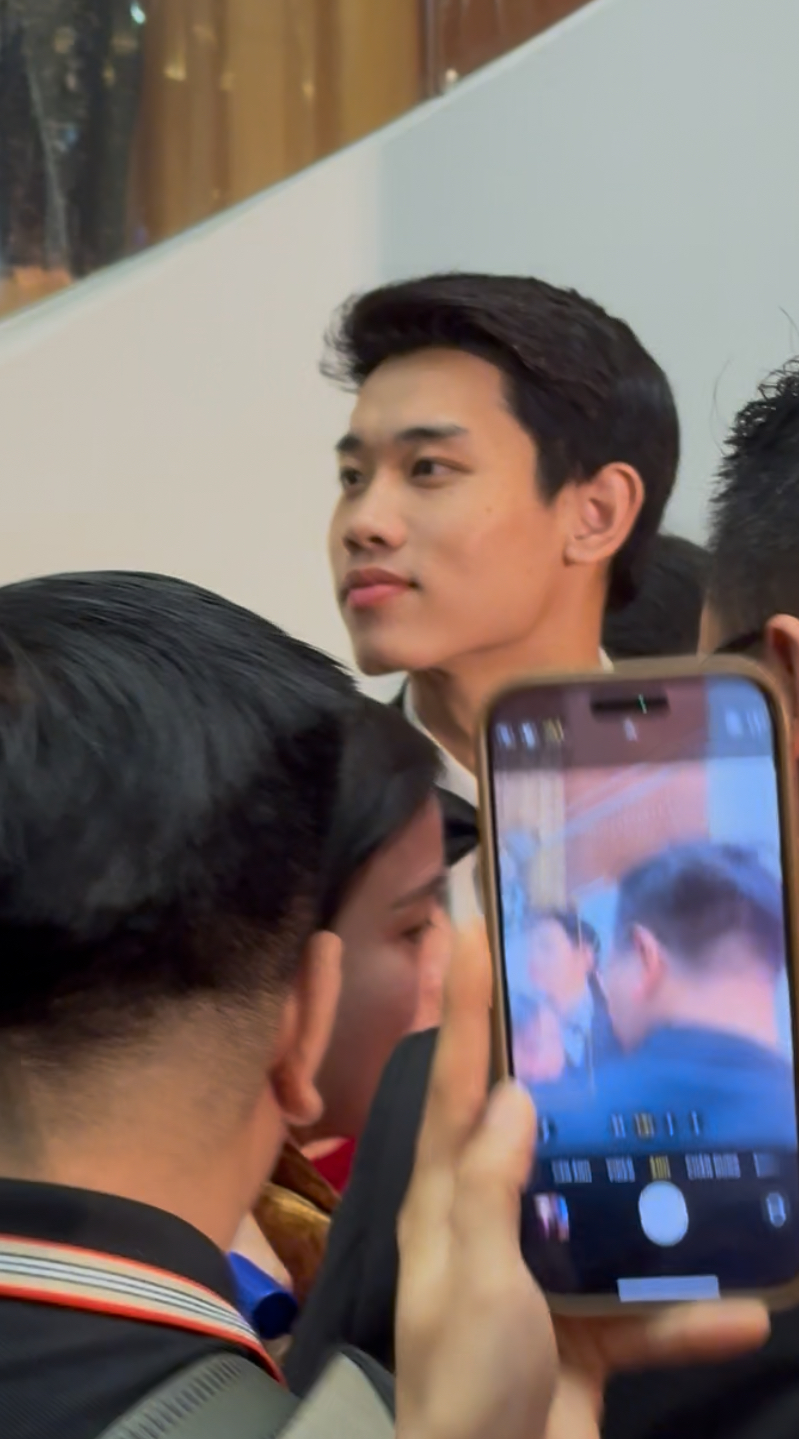 &Aacute; hậu cũng m&ecirc; Đ&igrave;nh Bắc như thường, ho&aacute; fan girl khi hotboy U23 Việt Nam diện vest bảnh bao khoe visual ph&aacute;t s&aacute;ng- Ảnh 1.