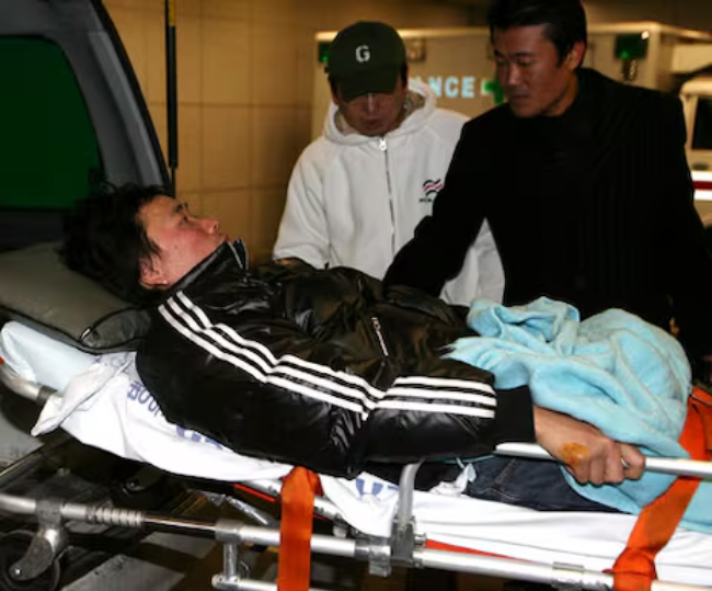 Ca sĩ nổi tiếng bị tai nạn xe m&aacute;y kinh ho&agrave;ng, phải ngồi xe lăn- Ảnh 1.