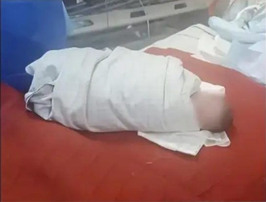 Người phụ nữ đau bụng dữ dội n&ecirc;n đi kh&aacute;m, chuyện xảy ra 23 ph&uacute;t sau đ&oacute; g&acirc;y 