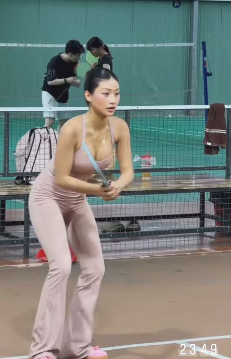 Sau Hiền Hồ lại đến Louis Phạm chơi pickleball l&uacute;c 12h đ&ecirc;m, sắc v&oacute;ng n&oacute;ng bỏng chiếm trọn 
