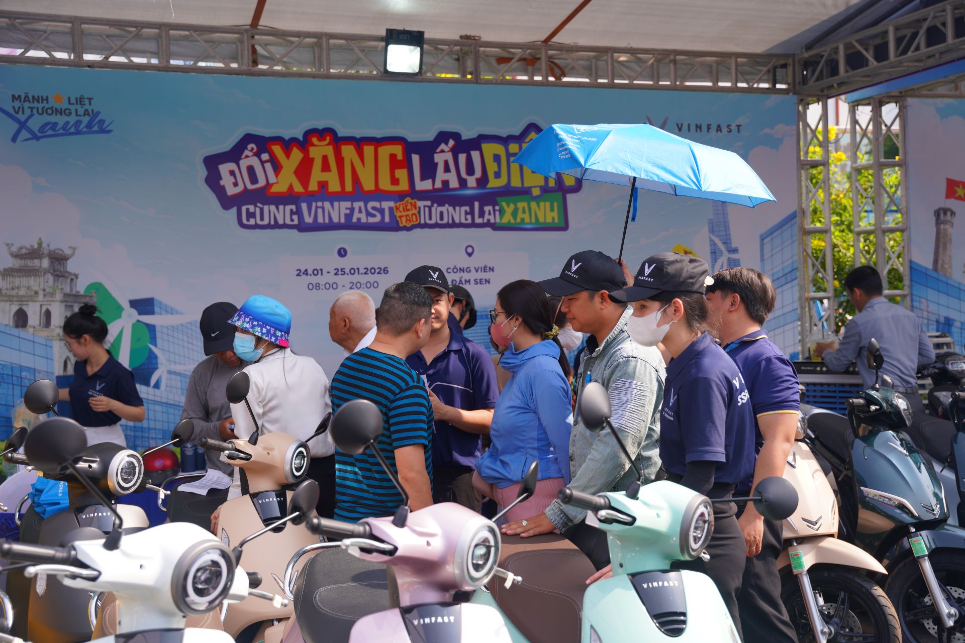 Chuỗi sự kiện &ldquo;Đổi xăng lấy điện&rdquo; trở lại, kh&aacute;ch h&agrave;ng h&aacute;o hức đợi &ldquo;chốt k&egrave;o&rdquo; xe điện VinFast- Ảnh 1.