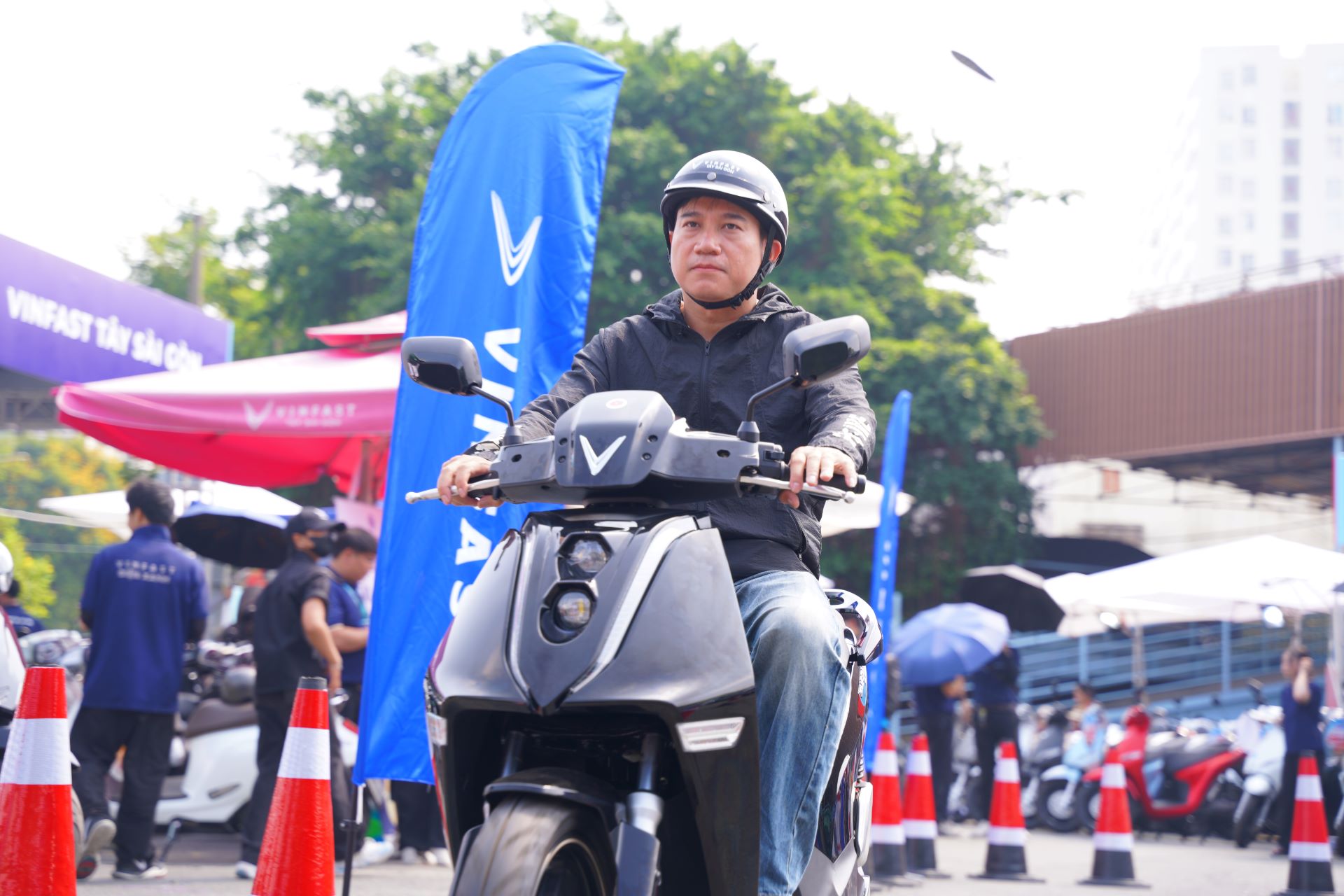 Chuỗi sự kiện &ldquo;Đổi xăng lấy điện&rdquo; trở lại, kh&aacute;ch h&agrave;ng h&aacute;o hức đợi &ldquo;chốt k&egrave;o&rdquo; xe điện VinFast- Ảnh 2.