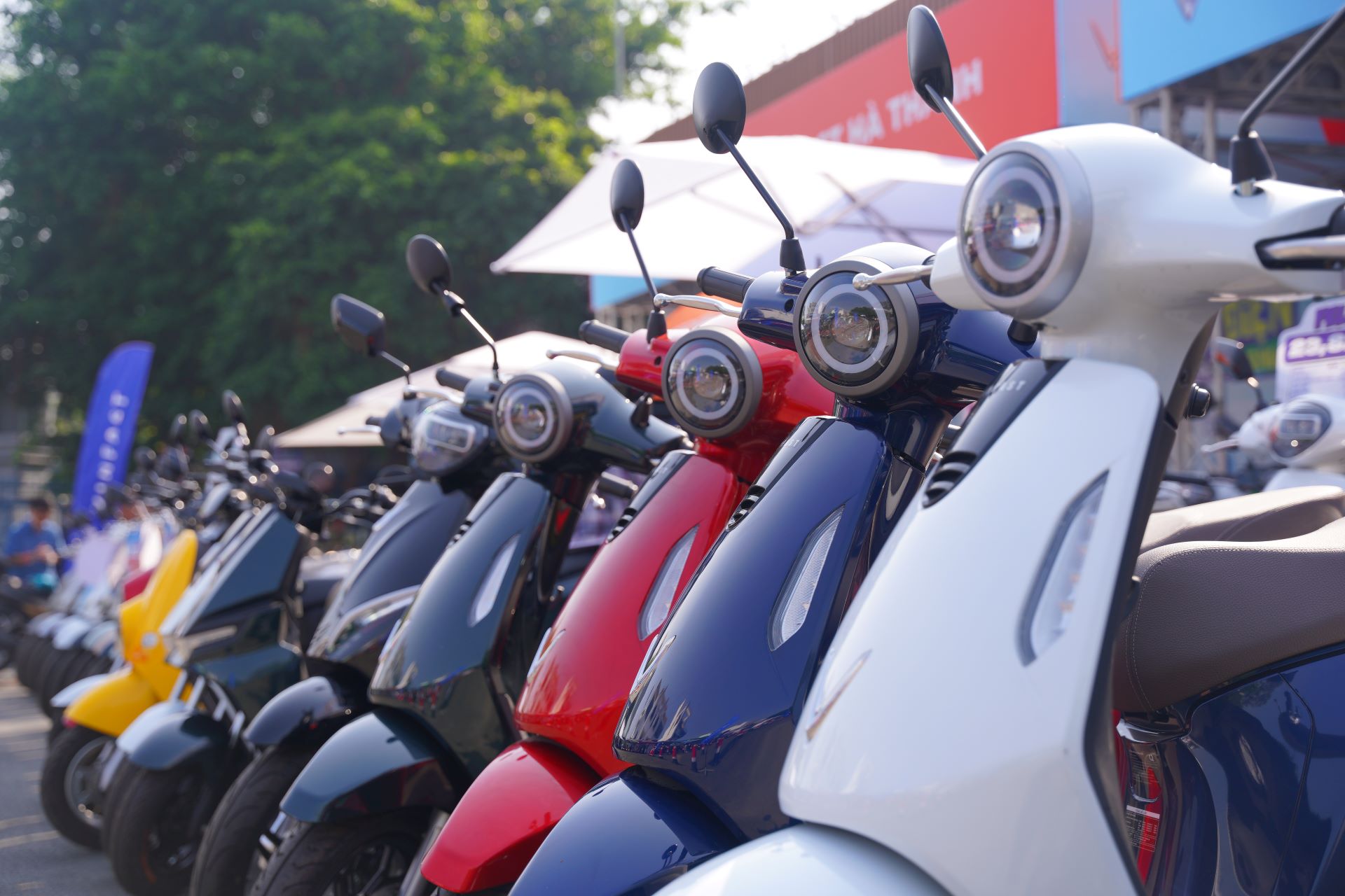 Chuỗi sự kiện &ldquo;Đổi xăng lấy điện&rdquo; trở lại, kh&aacute;ch h&agrave;ng h&aacute;o hức đợi &ldquo;chốt k&egrave;o&rdquo; xe điện VinFast- Ảnh 3.