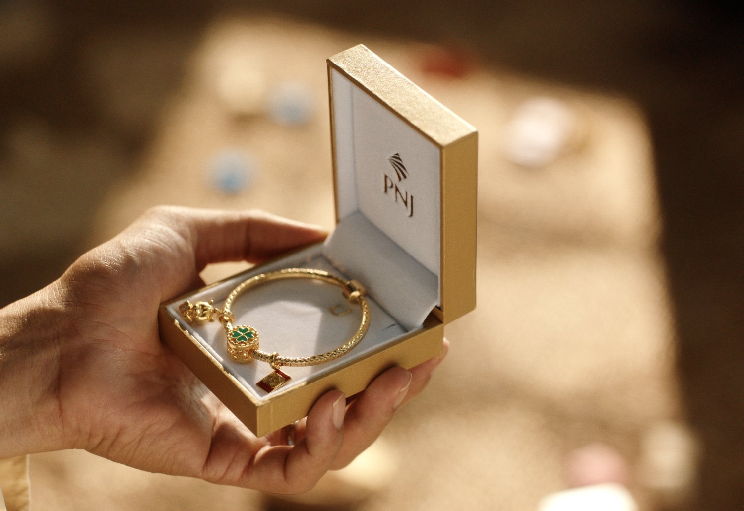 MV Tết PNJ x Đen: Những nỗ lực “Quý như Vàng” để con được “Vui như Tết”- Ảnh 3. MV Tết PNJ x Đen: Những nỗ lực “Quý như Vàng” để con được “Vui như Tết”- Ảnh 3.