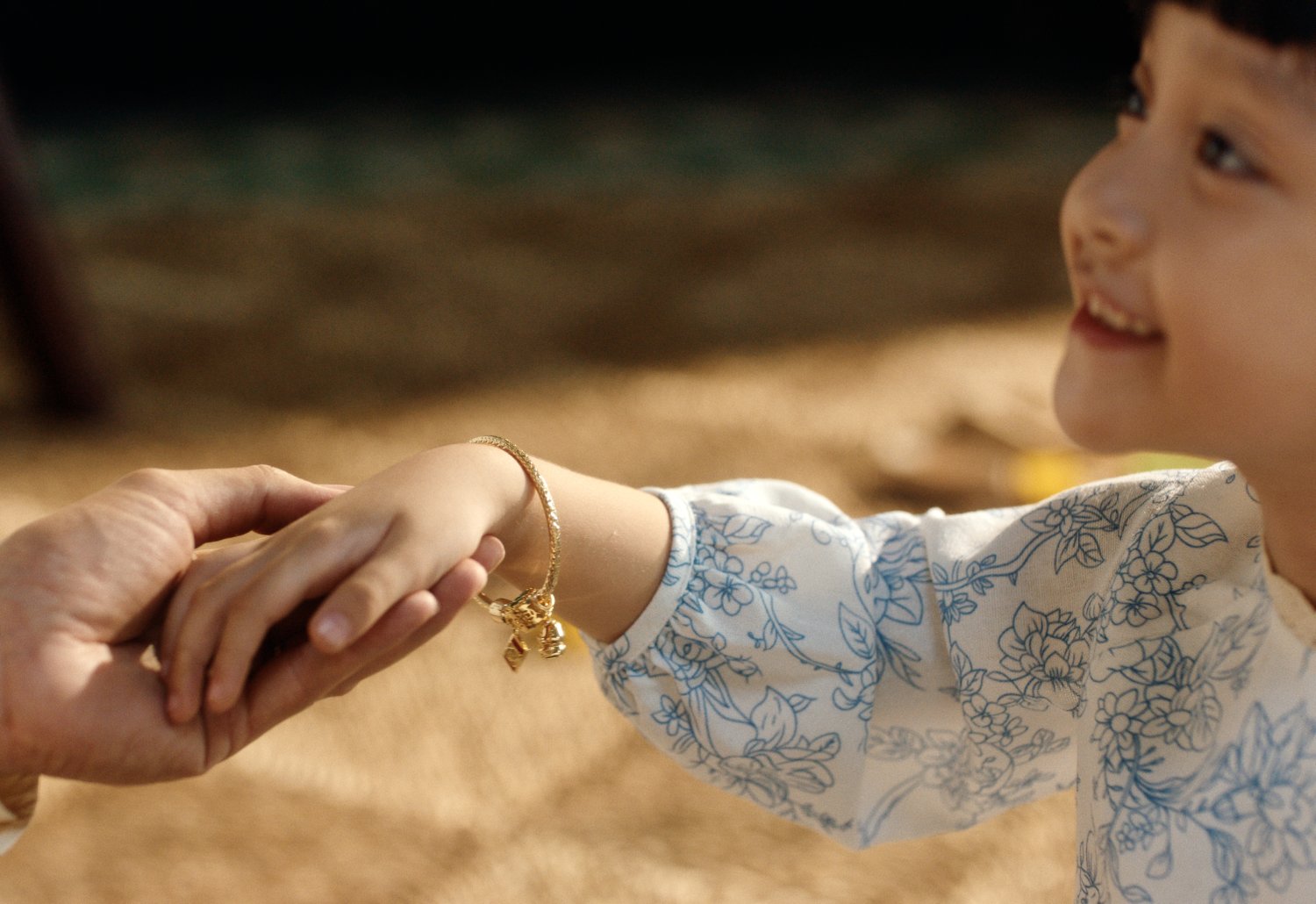 MV Tết PNJ x Đen: Những nỗ lực “Quý như Vàng” để con được “Vui như Tết”- Ảnh 4. MV Tết PNJ x Đen: Những nỗ lực “Quý như Vàng” để con được “Vui như Tết”- Ảnh 4.