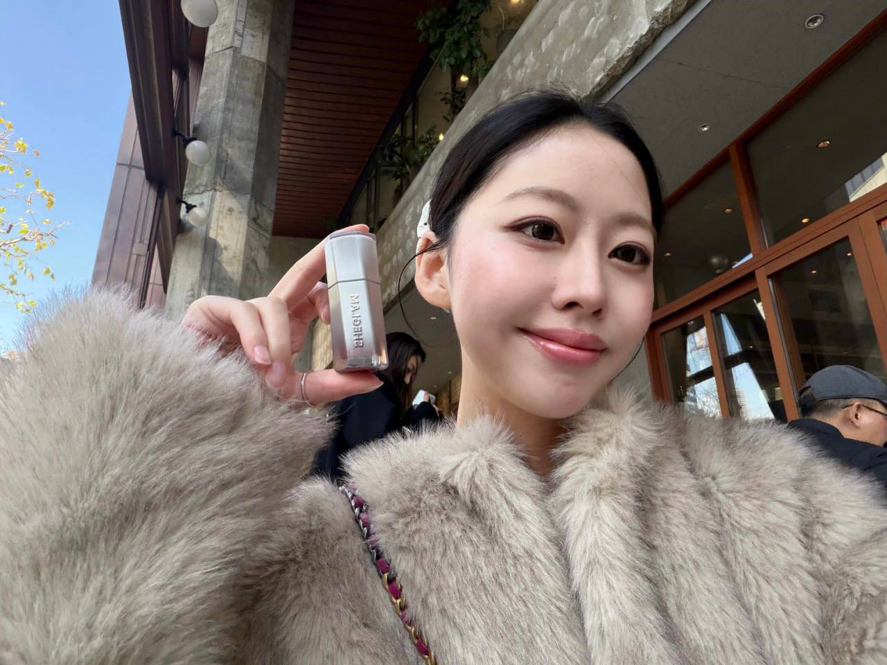 Thỏi son bóng lâu trôi khiến MXH rần rần: Màu xinh, giá chưa đến 150K và siêu nhiều ưu điểm để bạn thích- Ảnh 10.