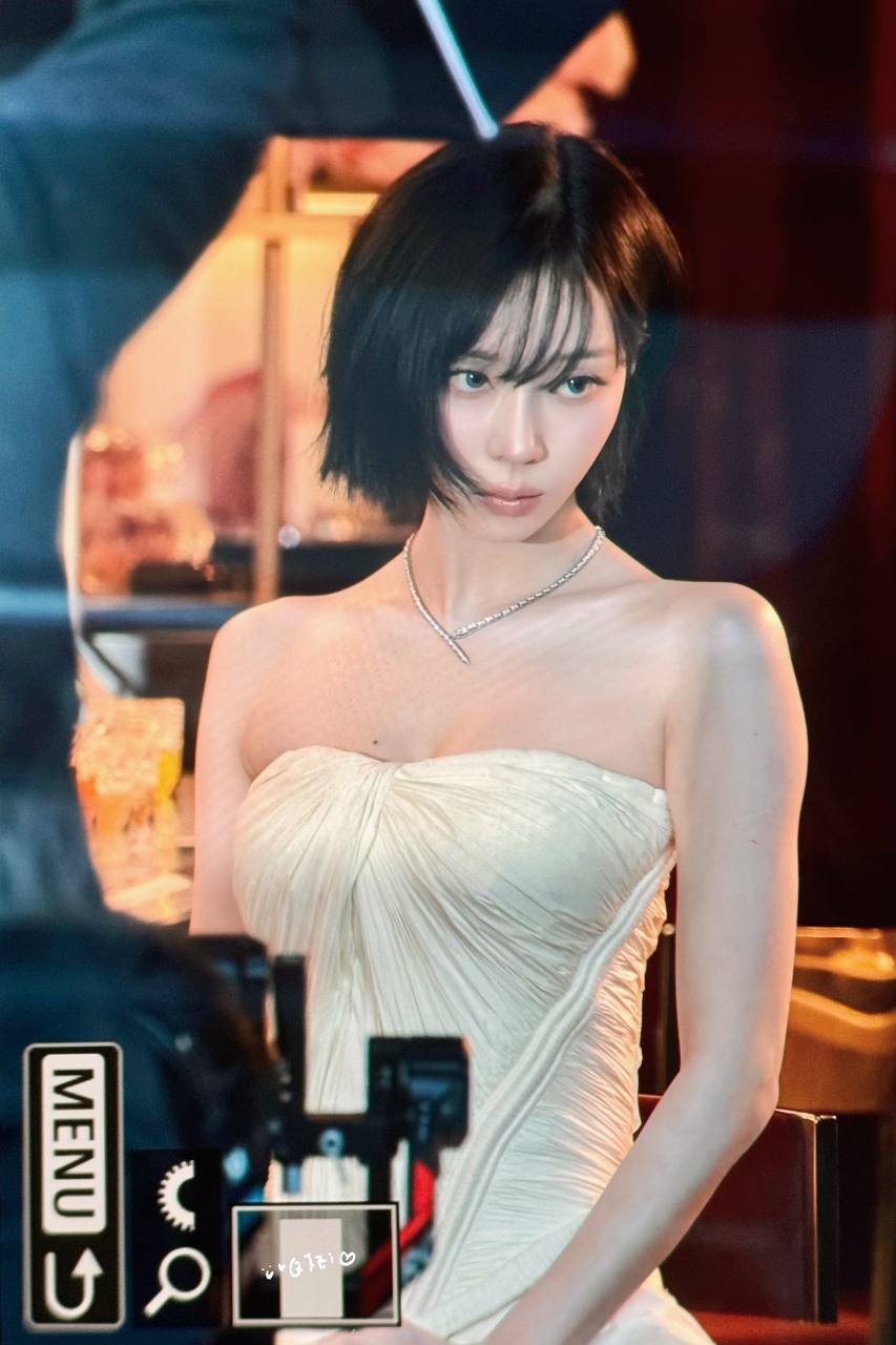 Bạn gái tin đồn của Jungkook cười bất thường trong clip zoom cận- Ảnh 9. Bạn gái tin đồn của Jungkook cười bất thường trong clip zoom cận- Ảnh 9.