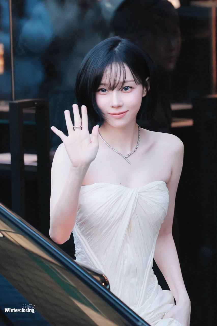 Bạn gái tin đồn của Jungkook cười bất thường trong clip zoom cận- Ảnh 6. Bạn gái tin đồn của Jungkook cười bất thường trong clip zoom cận- Ảnh 6.