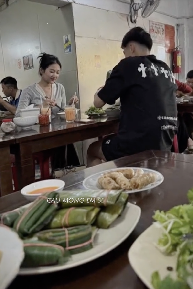 Thủ môn hotboy Trần Trung Kiên trượt tay đăng ảnh bạn gái rồi vội xoá, còn bị 