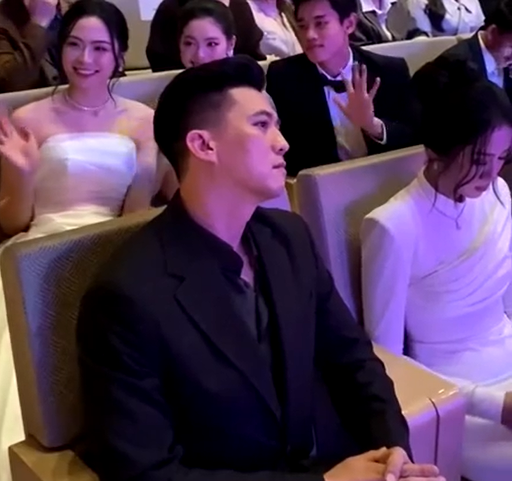 &Aacute;nh mắt của Đ&igrave;nh Bắc viral, &Aacute; hậu Ch&acirc;u Anh vội livestream đ&iacute;nh ch&iacute;nh- Ảnh 4.