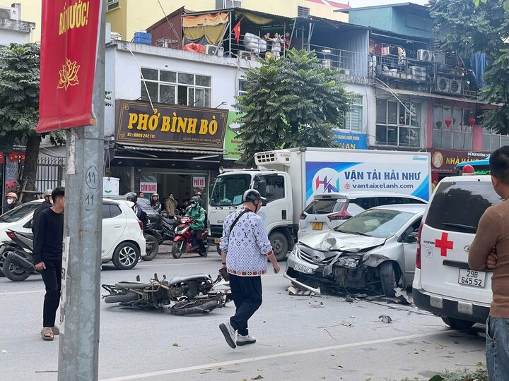 &Ocirc; t&ocirc; con t&ocirc;ng li&ecirc;n ho&agrave;n tr&ecirc;n phố H&agrave; Nội, 3 người bị thương- Ảnh 1.