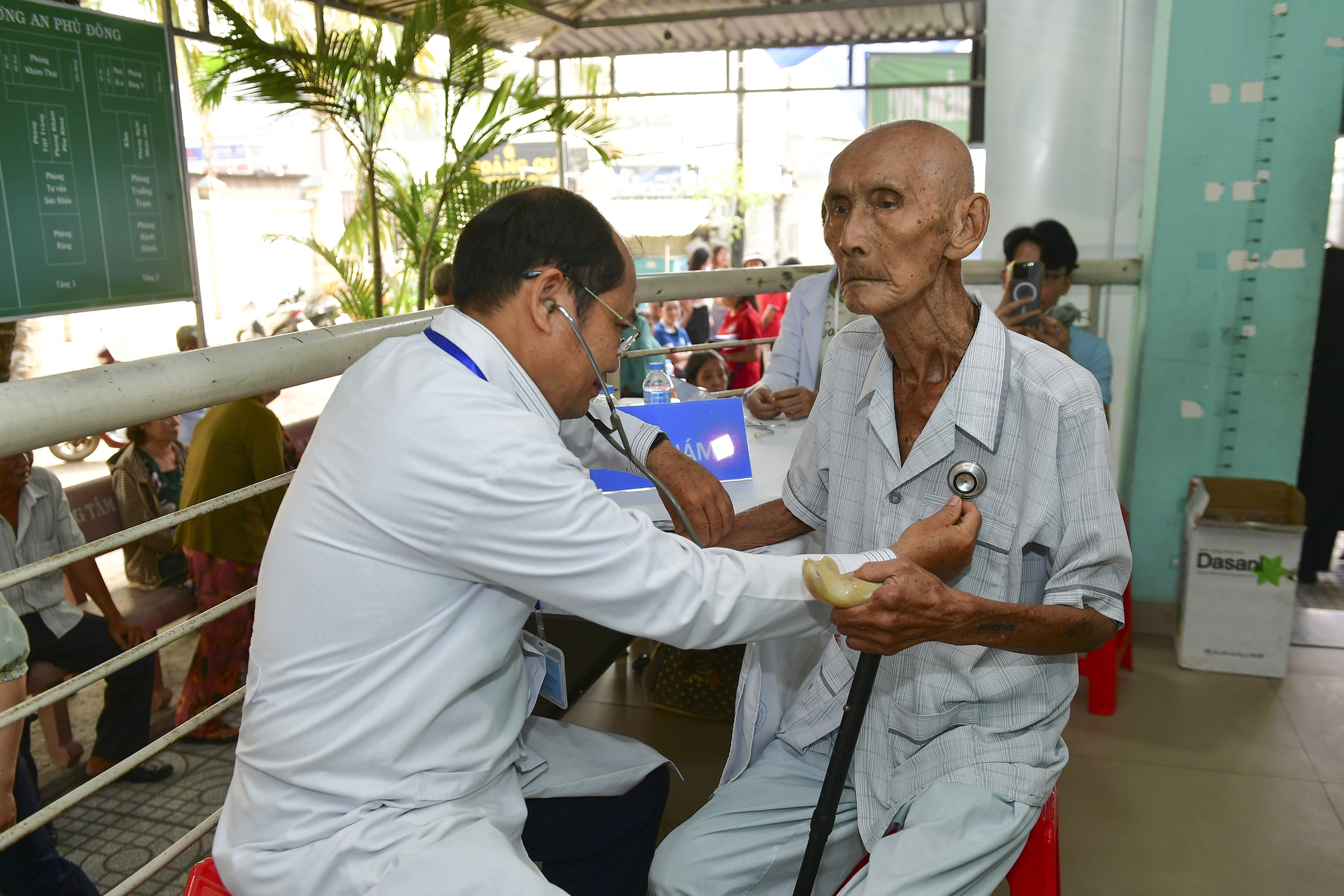 Gần 1.200 người cao tuổi ở TPHCM được ti&ecirc;m vắc-xin ngừa c&uacute;m miễn ph&iacute;- Ảnh 1.