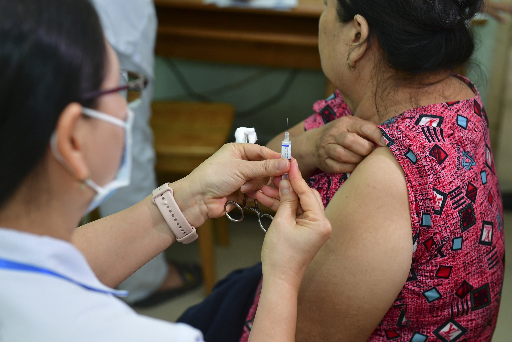 Gần 1.200 người cao tuổi ở TPHCM được ti&ecirc;m vắc-xin ngừa c&uacute;m miễn ph&iacute;- Ảnh 2.