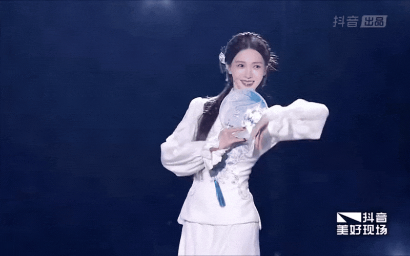 Mỹ nhân bị đuổi khỏi showbiz: Visual biến dạng, giọng hát vũ đạo có đủ mà lạ lắm- Ảnh 5. Mỹ nhân bị đuổi khỏi showbiz: Visual biến dạng, giọng hát vũ đạo có đủ mà lạ lắm- Ảnh 5.