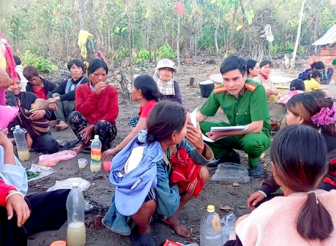 Công an đi từng nhà kêu gọi người dân tố giác hai tên cướp ngân hàng ở Gia Lai- Ảnh 3.